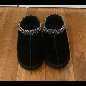 Black moccasin ugh slippers